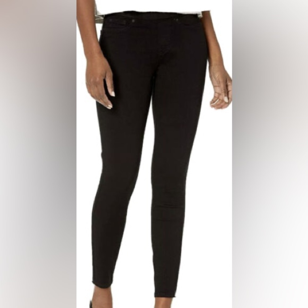 NWT Signature by Levi Strauss & Co. Women's Shaping
Pull-On Super Skinny Jeans
